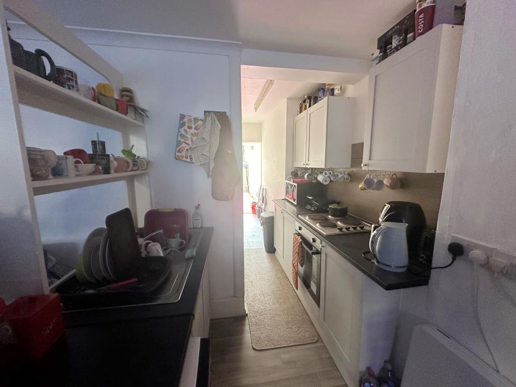 Lot: 71 - FREEHOLD BLOCK OF FLATS FOR INVESTMENT - Flat one kitchen